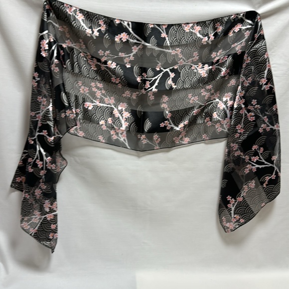 2 vintage woman’s scarves. One square and one rectangular. - Picture 4 of 6